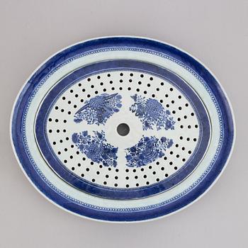 A blue and white 'Fitz Hugh' serving dish with strainer, Qing dynasty, Jiaqing (1796-1820).