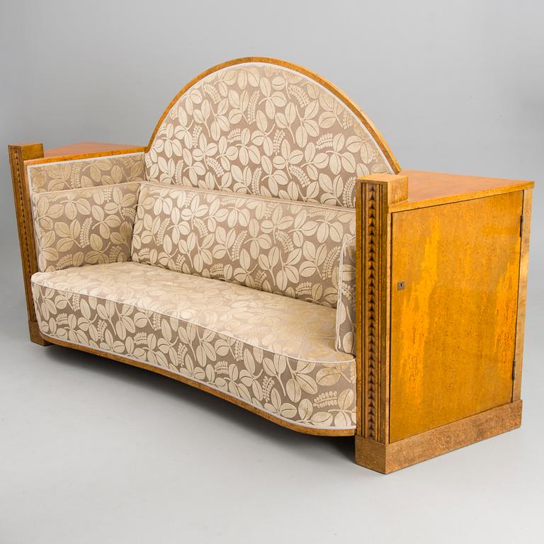 Eliel Saarinen, A 4-piece furniture suite manufactured by  N. Bomanin Höyrypuusepäntehdas, Turku. Finland. Designed circa 1908.
