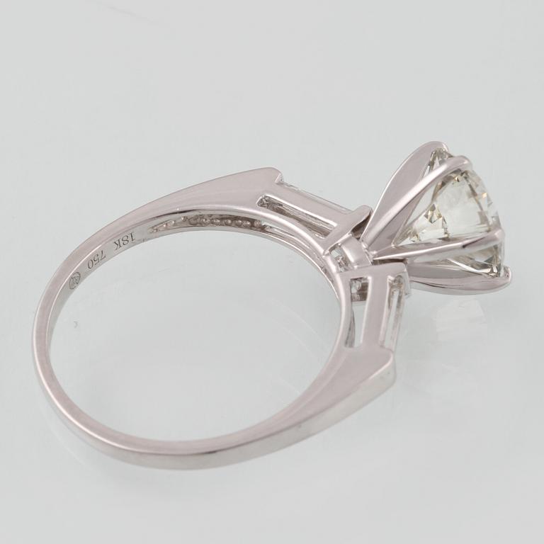 RING, 18K vitguld med briljantslipad diamant ca 2.10 ct. Vikt 3,7 gram.