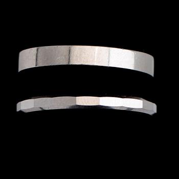 RINGAR, 2 st, 18 k vitguld, svenska stämplar 1958 och 1966. Vikt ca 8 g.