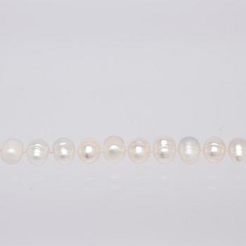 Necklace, cultured freshwater pearls and clasp 14K gold.