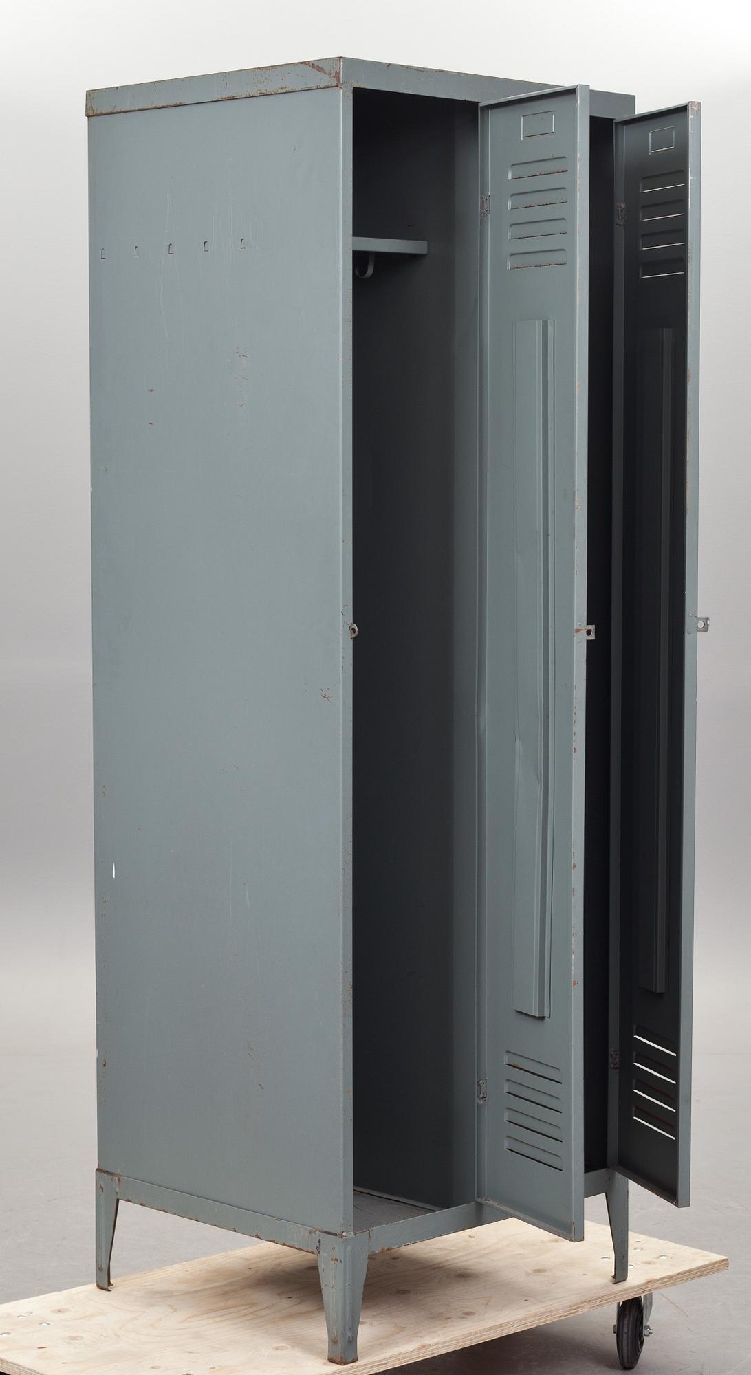 KLÄDSKÅP, plåt. 1900-talets andra hälft.