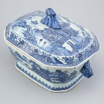 A blue and white tureen with cover, Qing dynasty, Qianlong (1736-95).