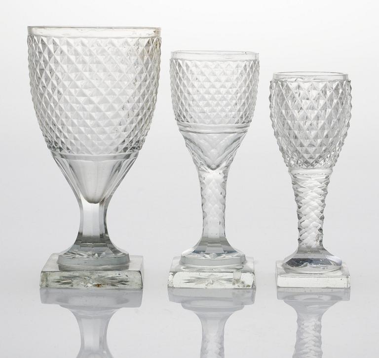 GLASSERVIS, 17 snarlika delar. 1800-tal.