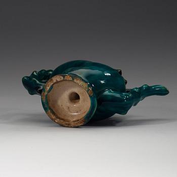 A turkoise glazed peach shaped cadogan pot, late Qing dynasty (1644-1912).