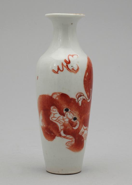 FIGURIN, KRUKA samt VAS, porslin, Kina 1900-tal.