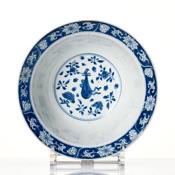 Skål, porslin. Qingdynastin, Kangxi (1662-1722).