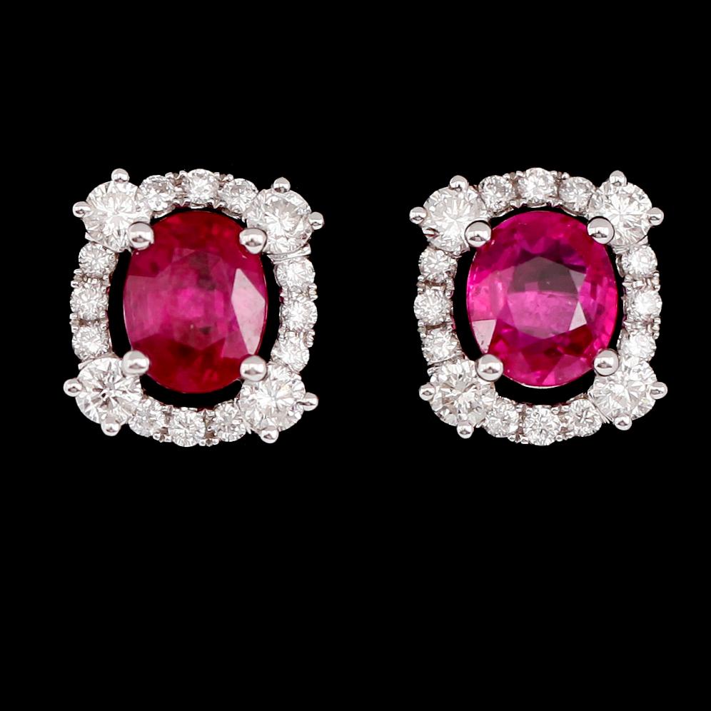 ÖRHÄNGEN, 1 par, 18 k vitguld, rubiner tot 2.80 ct, briljantslipade diamanter tot 0.79 ct.