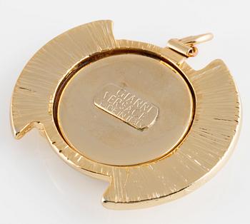 HÄNGEN, 2 st, gulmetall  samt svart plast, Versace och Charles Jourdan.