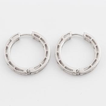 18K white gold and baguette-cut diamond hoop earrings.