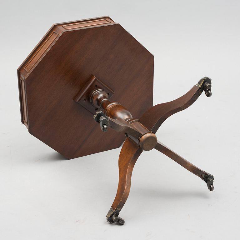 KARUSELLBORD, engelsk stil, 1900-talets senare hälft.