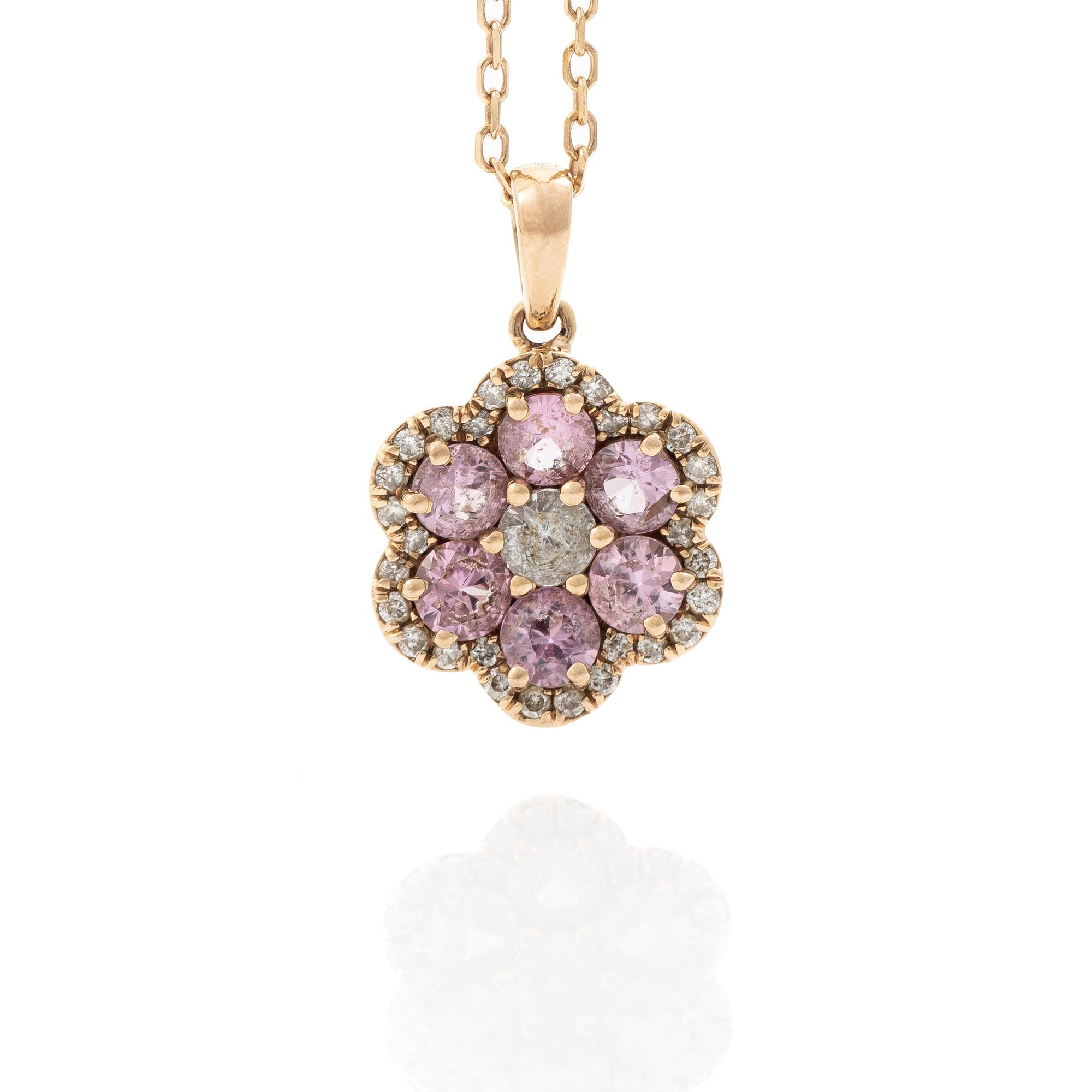 Collier, 18K guld med hänge i form av blomma med rosa safirer, vit mittsten och små diamanter.