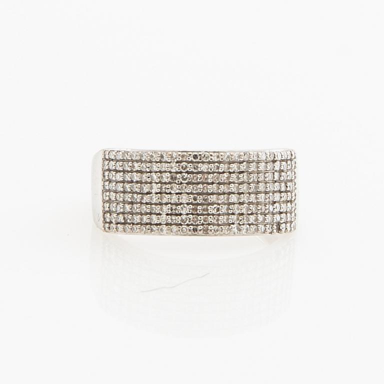 Ring, 18k white gold with octagon-cut diamonds.