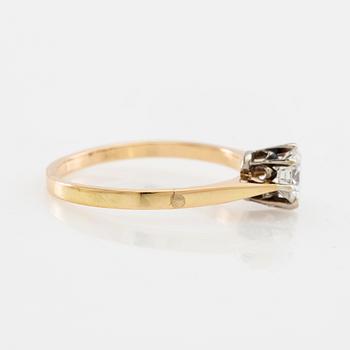 Solitaire ring in 18K rose and white gold with a round brilliant-cut diamond, Per-G Forslund Malmö 1986.