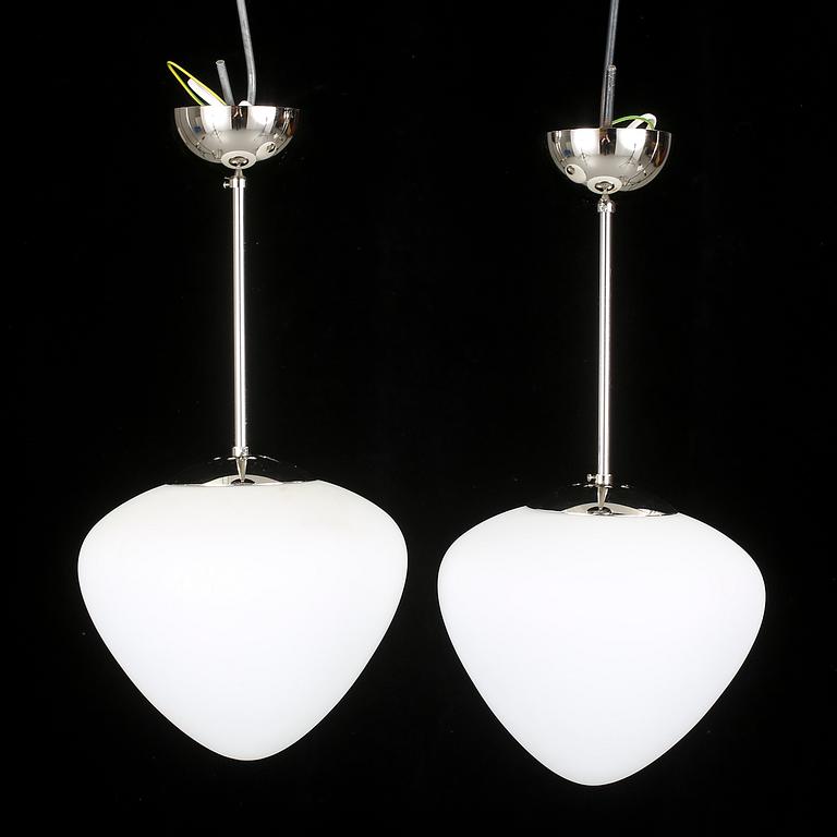 TAKLAMPOR, ett par, Laurel lamp modell 6032, 1900-talets mitt. Märkta Made in Sweden. Höjd 48 cm.