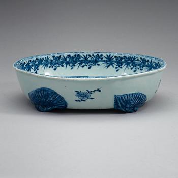 A blue and white salad dish, Qing dynasty, Qianlong (1736-95).