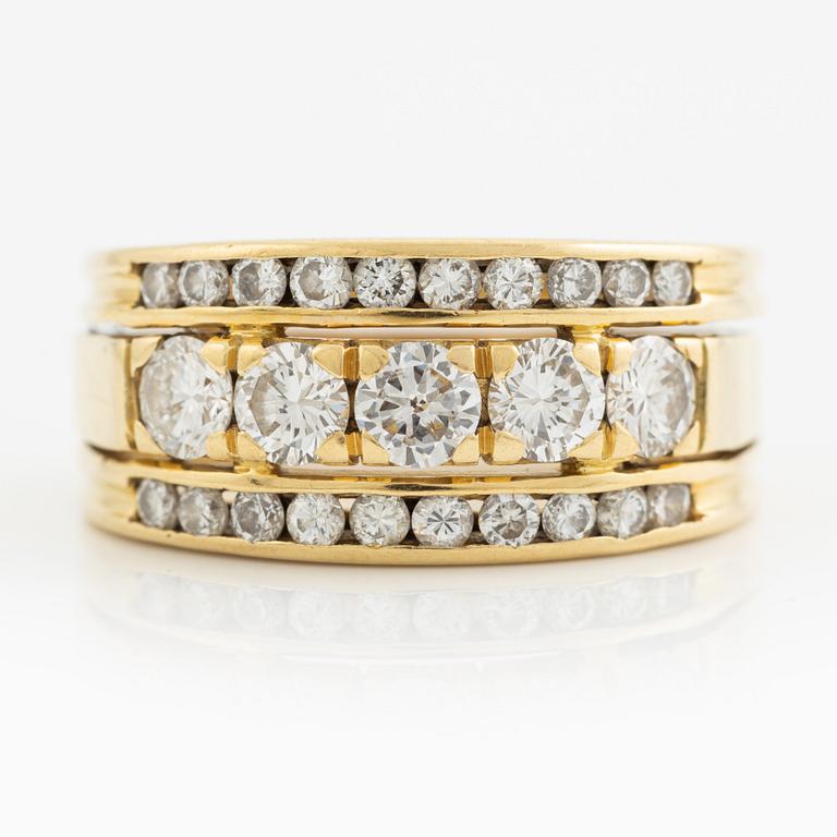 Ring 18K guld med runda briljantslipade diamanter.