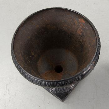 TRÄDGÅRDSURNOR, ett par, gjutjärn, Norrtälje, märkta 1989.