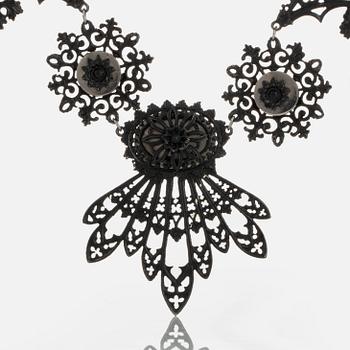 Collier svärtat gjutjärn och stål, nygotik. Berlin 1820-30.