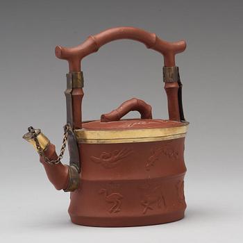 TEKANNA med LOCK, yixinggods med metallmontering. Qingdynastin, troligen 1700-tal.