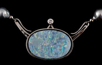 COLLIER, 18k vitguld med briljantslipad diamant, 0.30 ct, opal samt odlade pärlor, Elon Arenhill, Malmö.