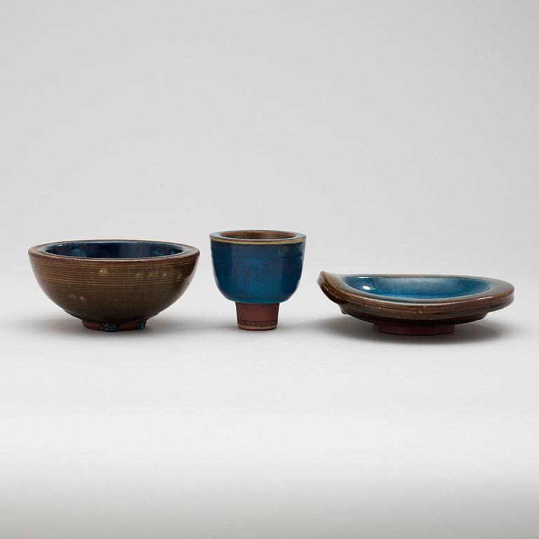 A set of three Wilhelm Kåge Farsta stoneware bowl, Gustavsberg 1949 and 1952.