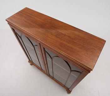 VITRINSKÅP, England, 1900-talets första hälft.