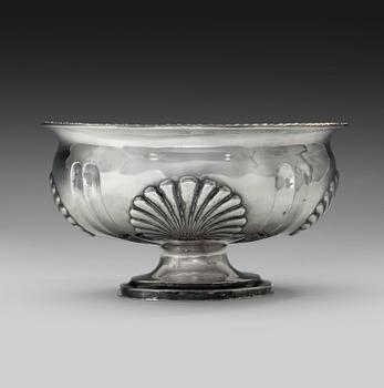 211. SKÅL, 84 silver. A. Jaschinov St. Petersburg 1818-26. Höjd 10 cm. Diameter 18 cm. Vikt 433 g.