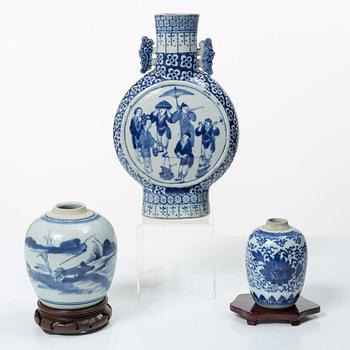 Pilgrimskrus, och två bojaner, porslin, Kina, Qingdynastin, 1700/1800-tal.