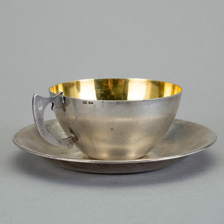 KAFFEKOPP MED FAT, silver. Ryssland, omkring 1900. Vikt ca  161 gram.