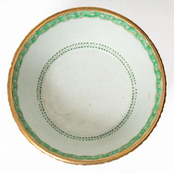 A set of six Chinese export porcelain service pieces, Qing dynasty, Qianlong (1736-95).