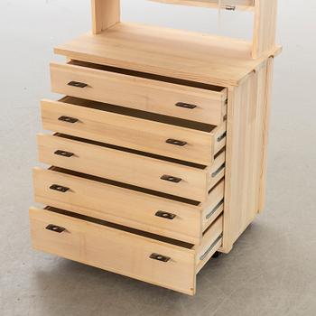 OLOF PIRA, VITRINSKÅP MED UNDERDEL, ur serien "Solid Form" samt "Blå Rand".