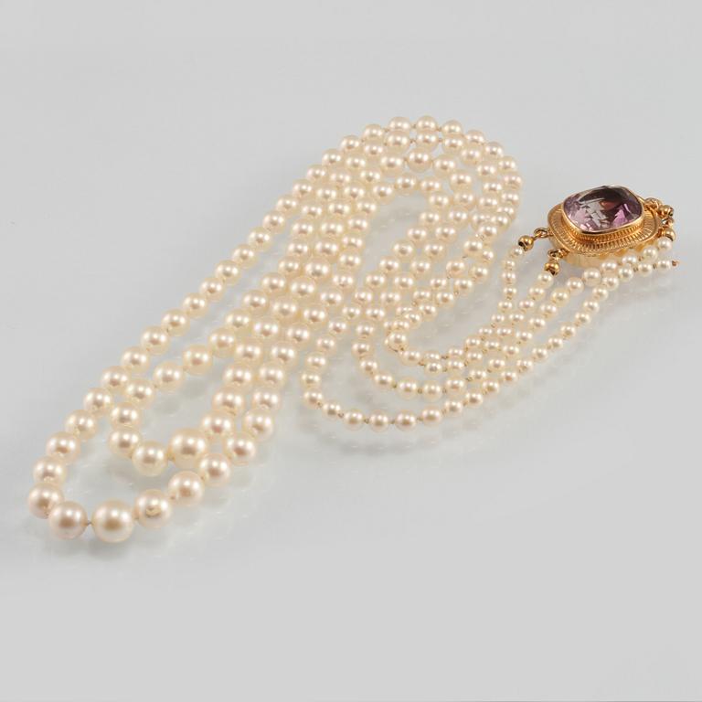 COLLIER, odlade pärlor med lås i 18K guld med fasettslipad ametist, Ceson, Göteborg, 1961.
