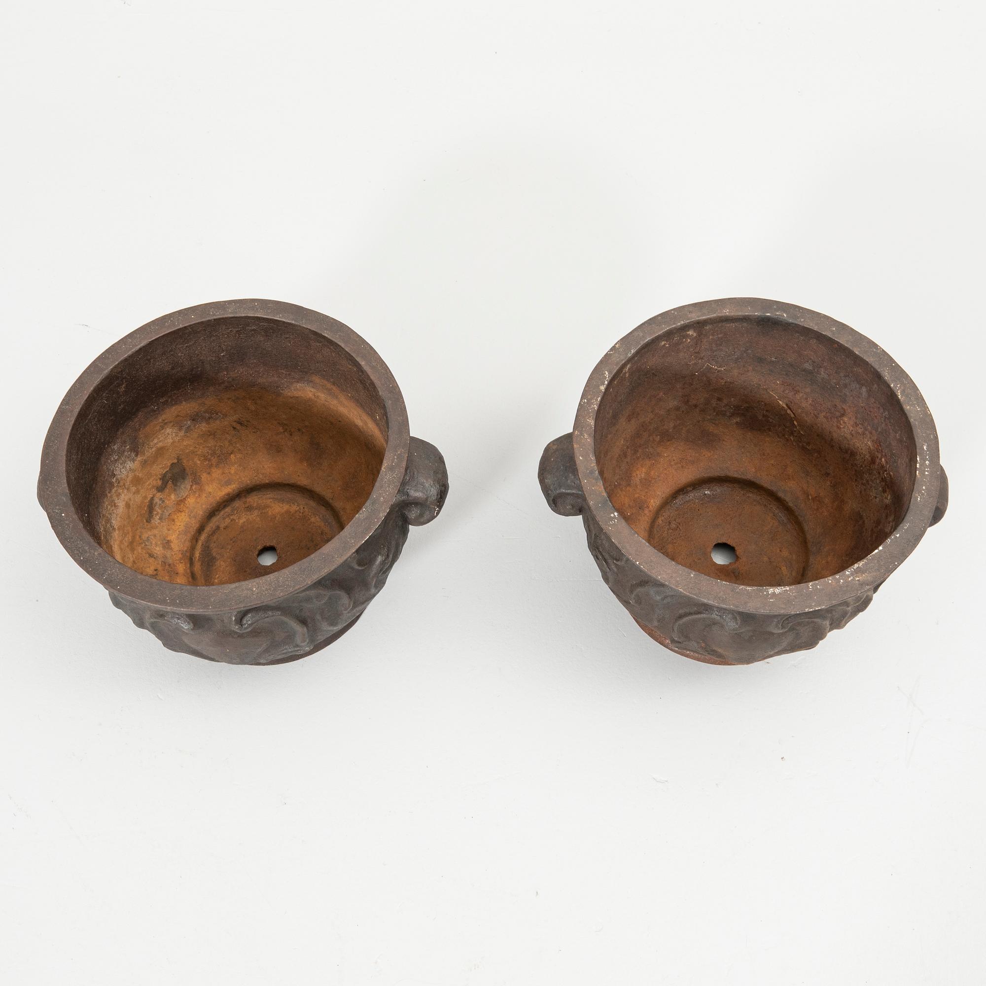 Garden urns, a pair, cast iron, “Baroque Urn”, Näfveqvarns Bruk, 20th century.