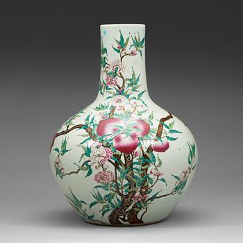 496. A large peach vase, Qing dynasty with seal mark.