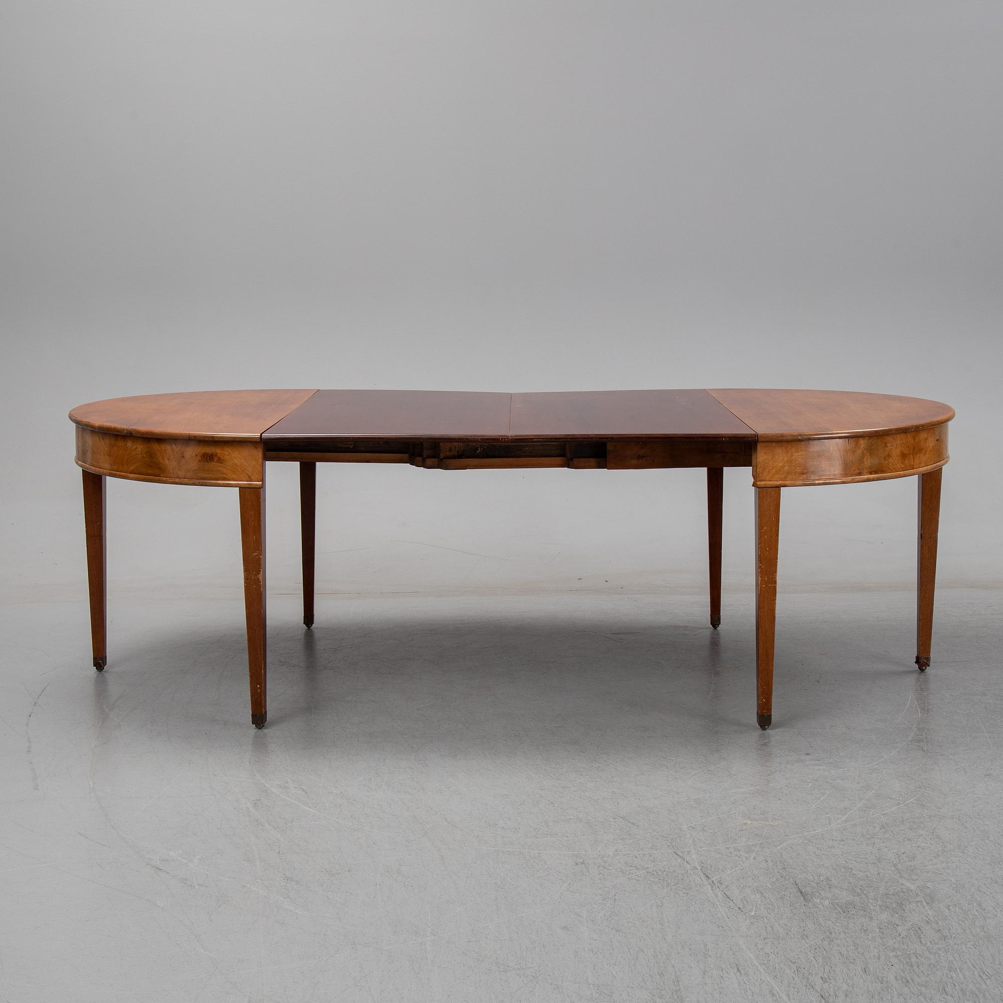 A english style dining table from the first half of the 20th century.
