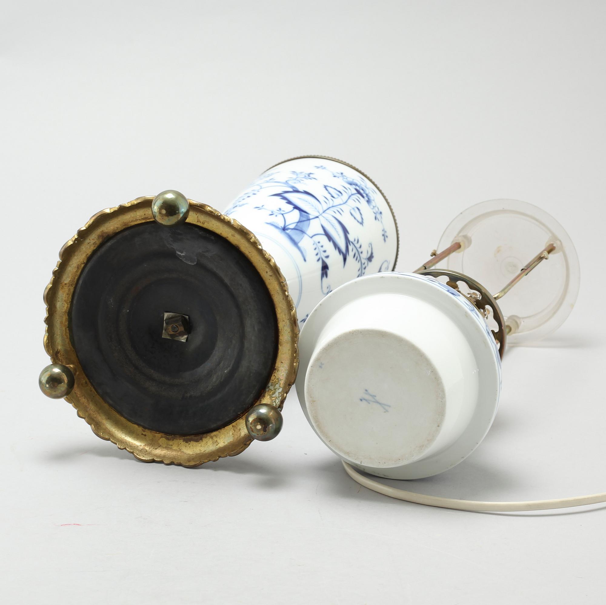 A pair of "Zwiebelmuster" lamps, made by Meissen in the first half of the 20th century.