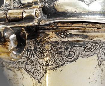 An Augsburg 1740s silver tray and a pair of jugs, marks of French import.