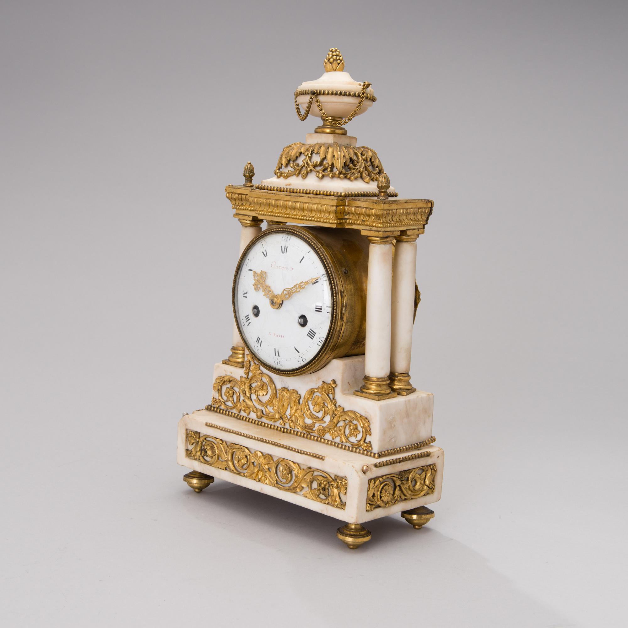 A FRENCH 18TH CENTURY TABLE CLOCK, signed Caron à Paris.