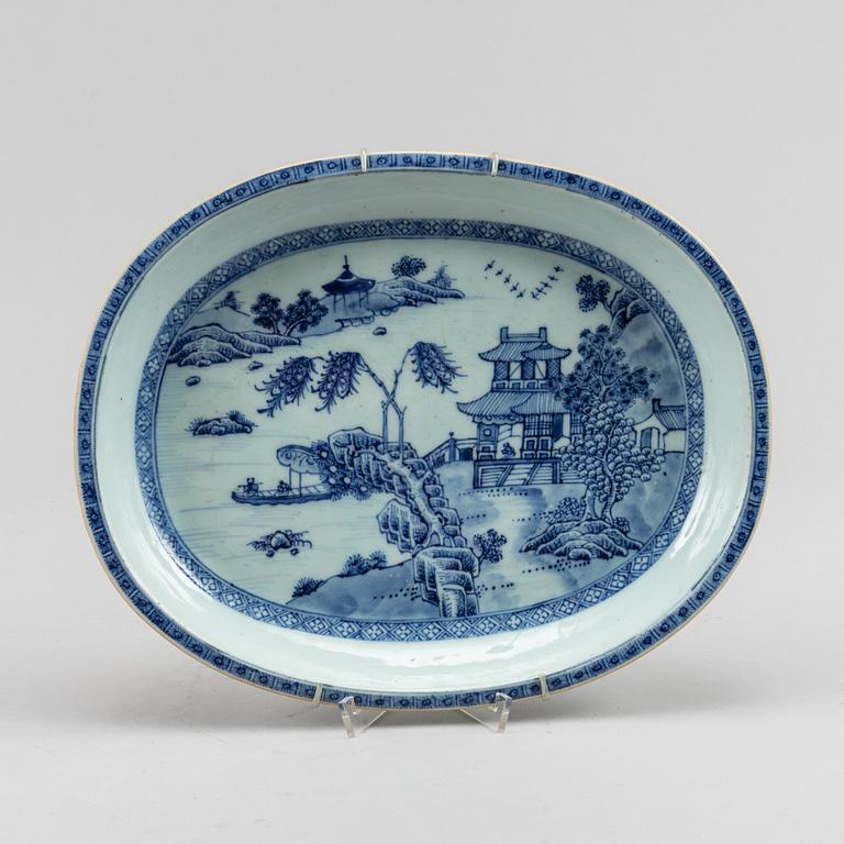 A blue and white oval dish, Qing dynasty, Qianlong (1736-95).