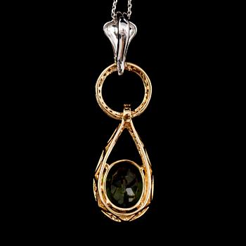 COLLIER, 18 k guld och vitguld, peridoter 3.07 ct, briljantslipade diamanter totalt 0.32 ct. Total vikt ca 5 g.