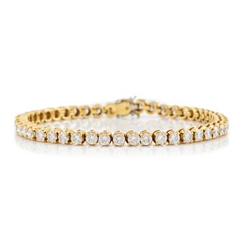 563. A tennis bracelet in 14K gold with round brilliant-cut diamonds.