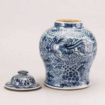 Urna med lock, porslin. Qingdynastin, 1700-tal.