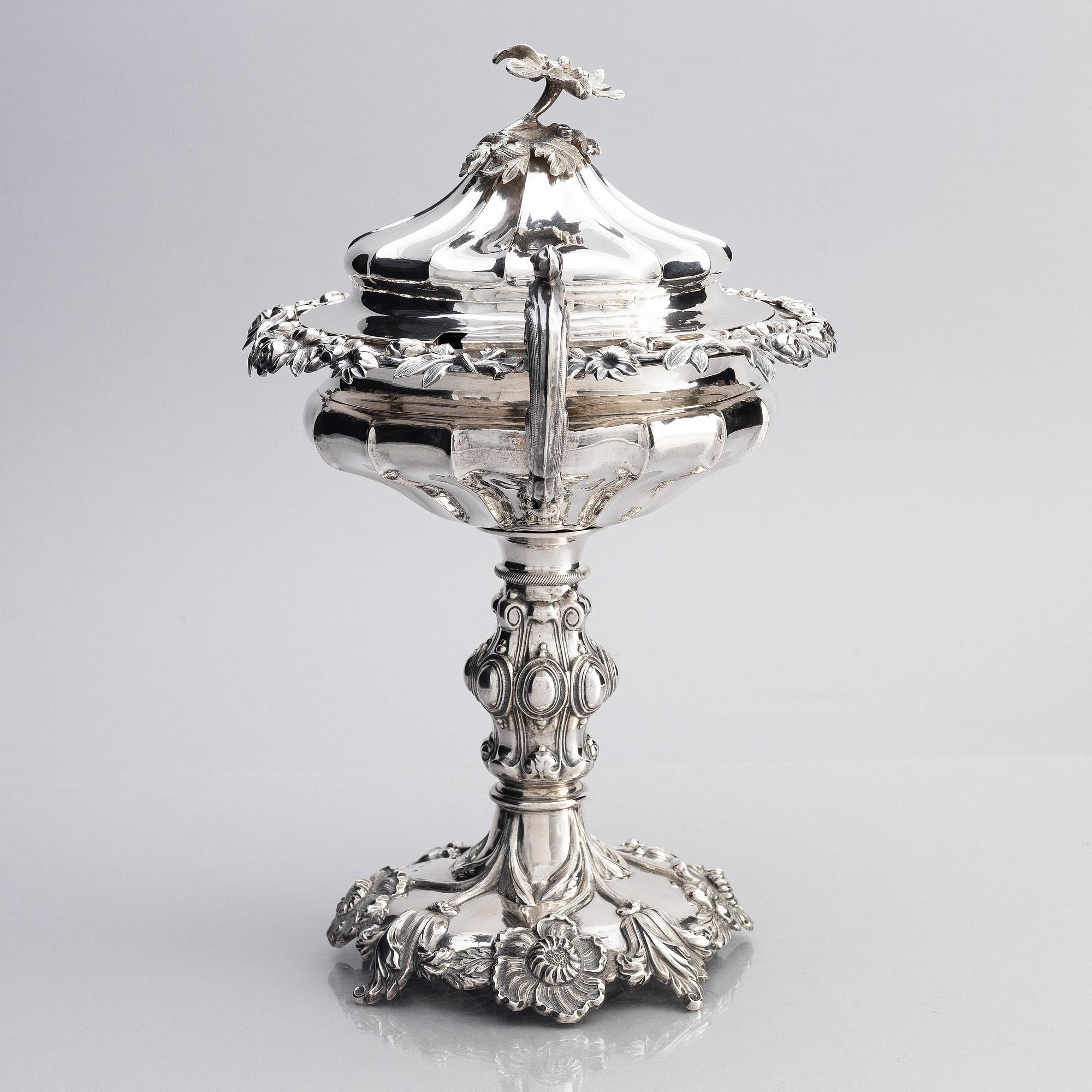 A Swedish 19th century silver sugar bowl with lid, marks of Gustaf Möllenborg, Stockholm 1843.