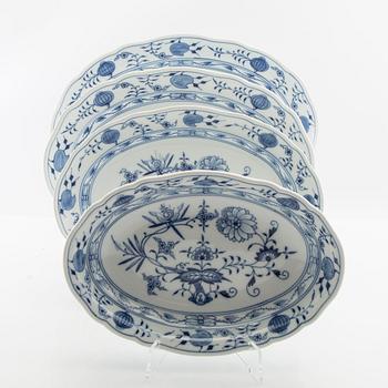 Service 89 pcs "Onion Pattern" Meissen, second half of the 20th century.