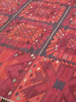 Barbro Nilsson, Matto, "Nejlikan röd", flat weave, ca 320-323 x 251 cm, signed AB MMF BN.