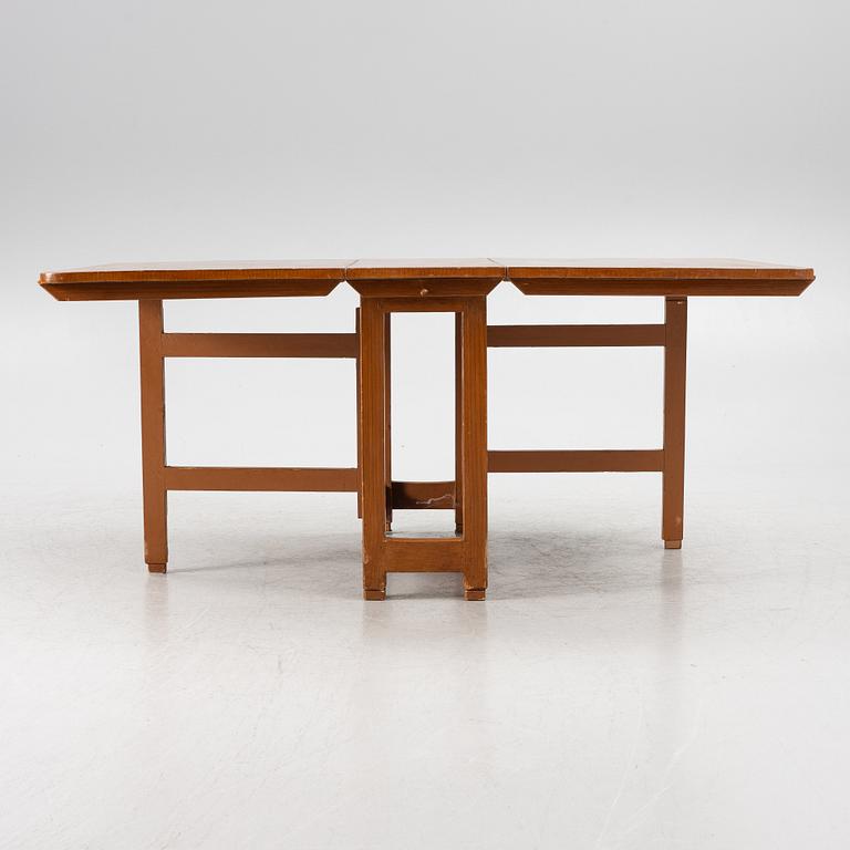 A drop-leaf table, 19th century.