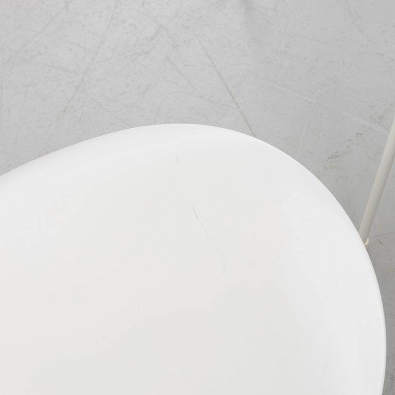 Arne Jacobsen, stolar, ett par, ”Sjuan", Fritz Hansen, Danmark 2015.