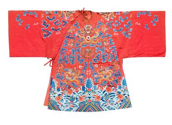 4. ROBE, silk. Height 112,5 cm. China, late Qing dynasty (1644–1911).