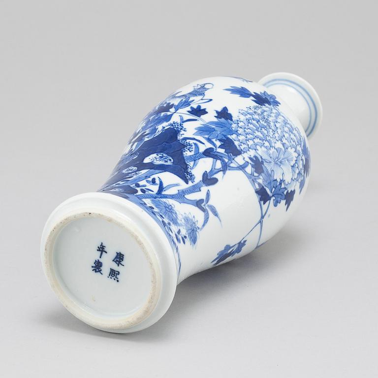 A Chinese blue and white porcelain vase, Qing dynasty, late 19th century.